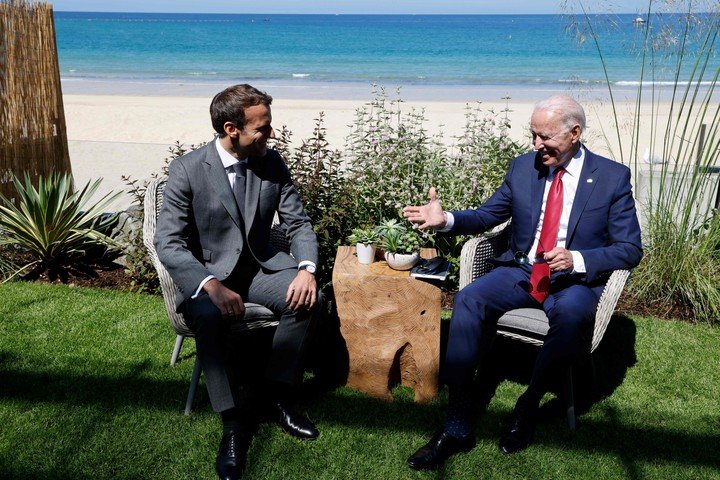 Joe Biden, este sábado, en su relación bilateral con el presidente francés Emmanuel Macron.  Foto: AFP