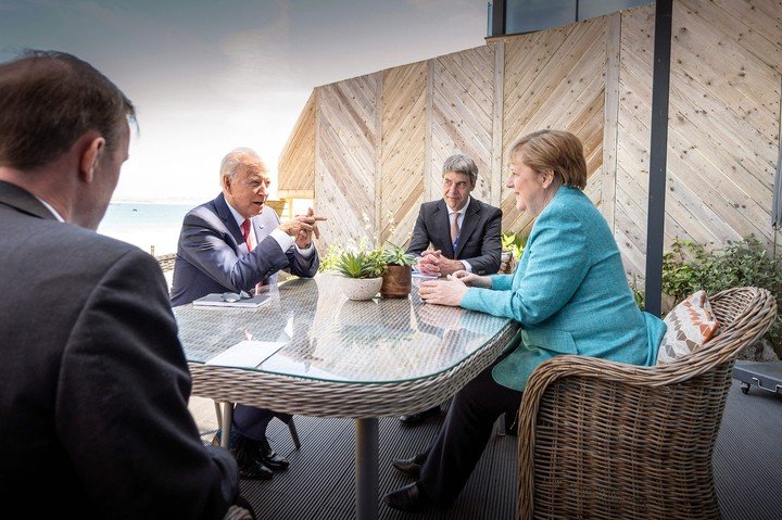 Joe Biden se reunió este sábado con la jefa del gobierno alemán, Angela Merkel, en el marco de la cumbre del G7.  en Gran Bretaña.  Foto: AFP