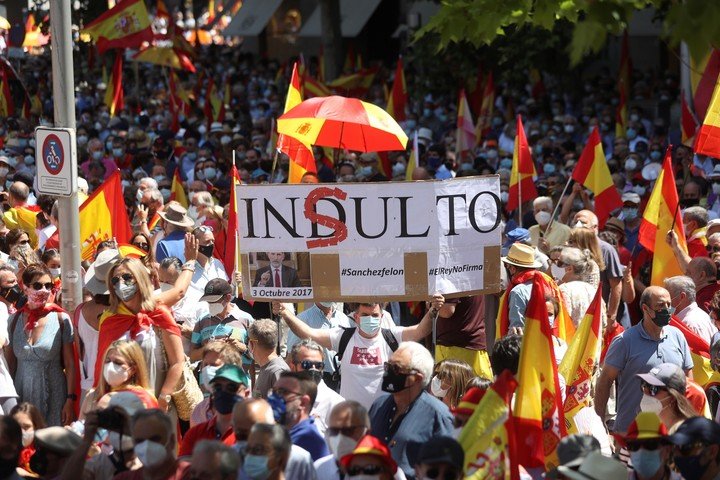 Vista de la concentración convocada por la plataforma Unión 78, este domingo, en la Plaza de Colón de Madrid, para mostrar su oposición a los indultos de los condenados por el "tu procesas".  Foto EFE