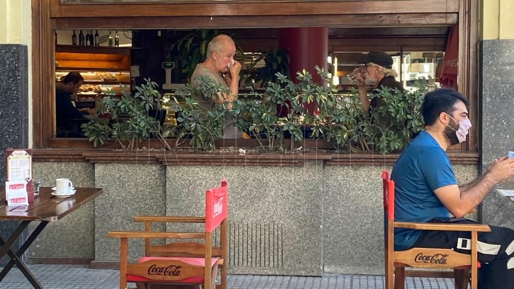 Los bares y restaurantes de la ciudad de Buenos Aires podrán atender a sus clientes dentro del local, con una capacidad del 30 por ciento.