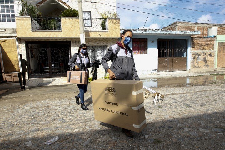 Trabajadores del Instituto Electoral del Estado de Guanajuato transportan urnas con boletas.  Foto: Xinhua