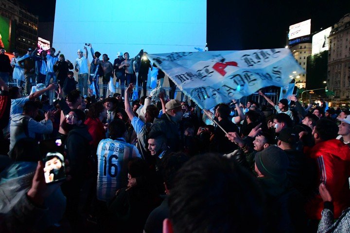 La celebración argentina en el Obelisco, tras el triunfo de la Selección Nacional en el Maracaná.  Foto Marcelo Carroll
