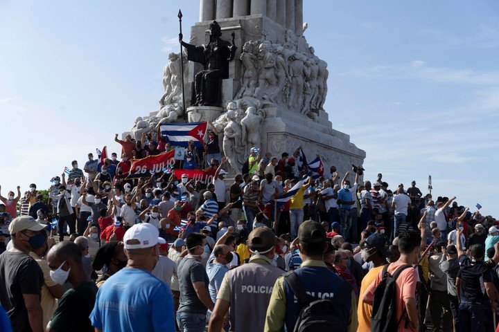 Simpatizantes del gobierno se reunieron en el monumento a Máximo Gómez en La Habana.  AP Photo.