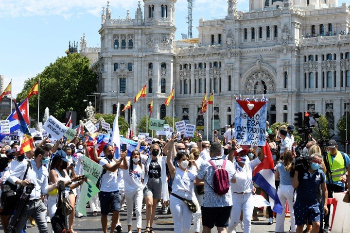 Marcha convocada este domingo en Madrid en defensa de los derechos humanos en Cuba que ha transcurrido entre la Plaza de Cibeles y la Plaza de Callao.  Foto EFE / Víctor Lerena.