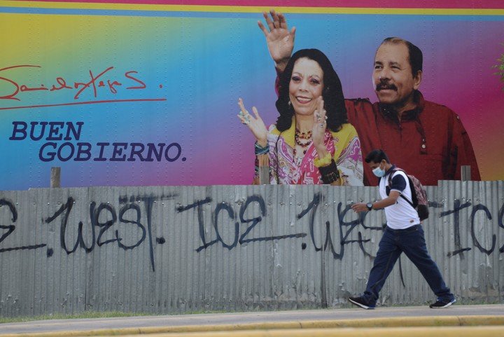 En Managua, un mural con Rosario Murillo y Daniel Ortega. Foto Reuters