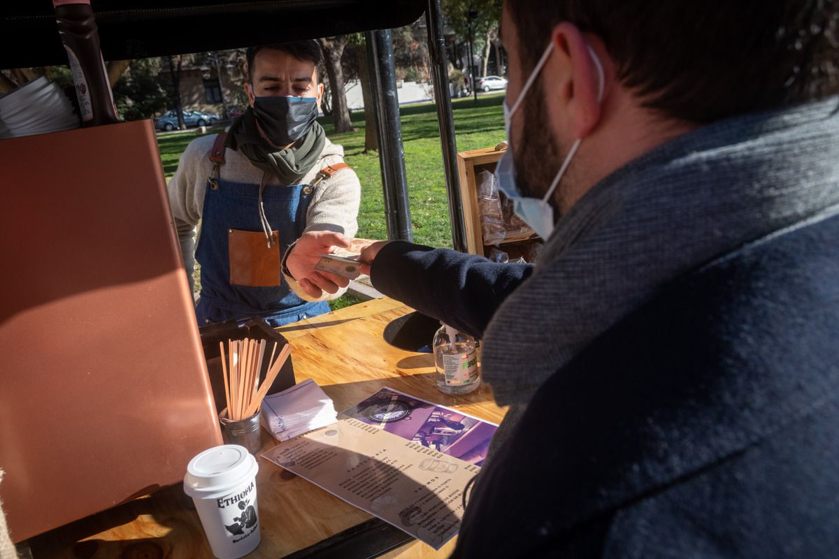En Plaza España, Fernando ofrece deliciosas infusiones, ideales para empezar el día a pesar del frío.  Foto: Ignacio Blanco / Los Andes 