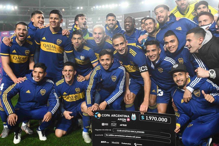 Jugadores de Boca con el cheque que simboliza el premio obtenido.  (Marcelo Carroll)