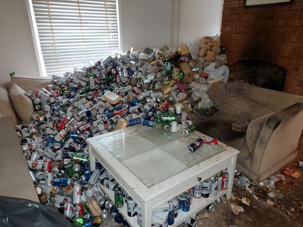 Un inquilino transformó la casa donde vivía en un contenedor de basura.