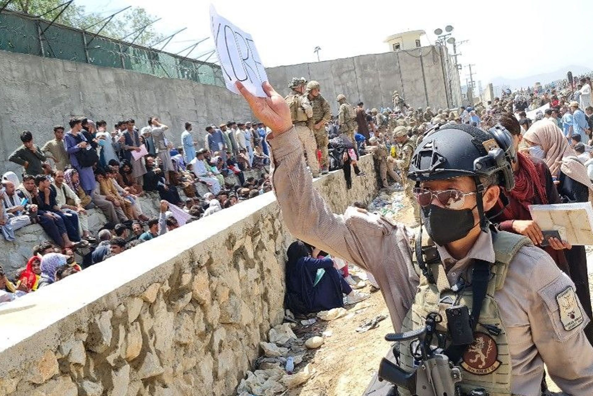 Un soldado surcoreano participa en la reubicación de refugiados afganos en Kabul
