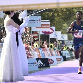 Ganó el Maratón de Viena pero fue descalificado por usar zapatos prohibidos