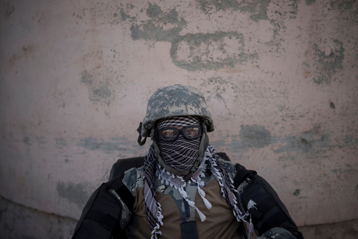 Un combatiente talibán custodia la entrada a la prisión.  Foto: AP