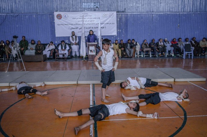 Un grupo de jóvenes durante un evento deportivo en Kabul.  Foto AFP