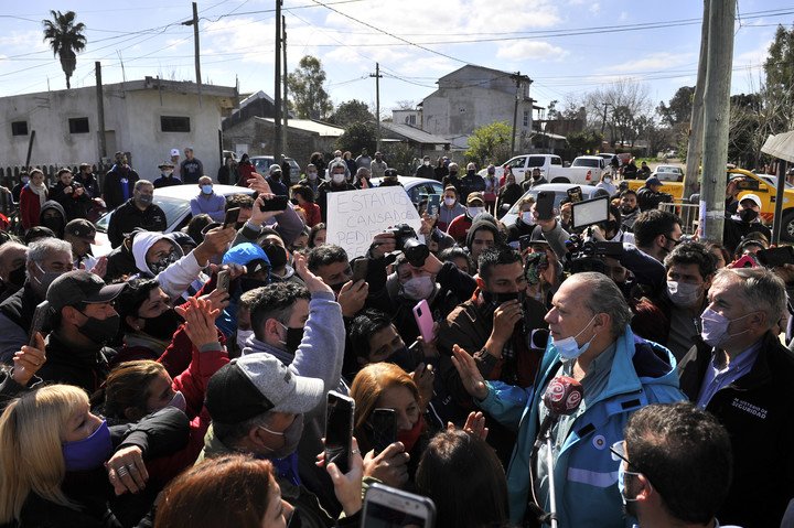 Vecinos protestan en Florencio Varela tras el triple delito de drogas.  El ministro Sergio Berni recibió preguntas de los manifestantes.  Foto: Maxi Failla.