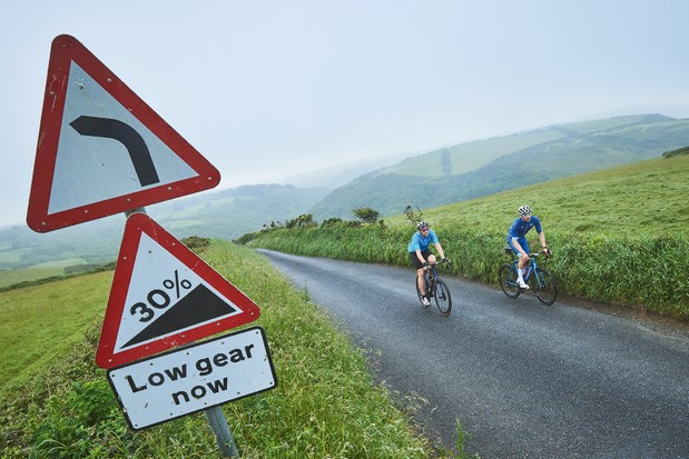 Dos hombres ciclista cabalgando por Cornwall.
