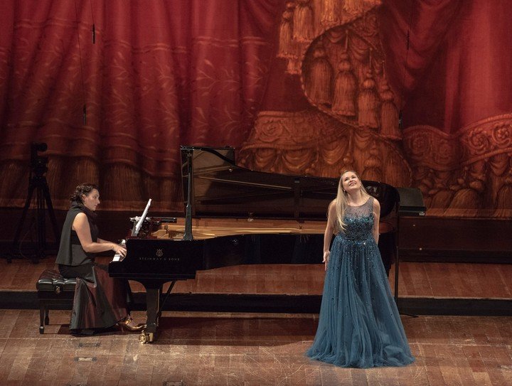 Formada (y graduada) en el Conservatorio Tchaikovsky de Moscú, Maximova estuvo acompañada por Alexandra Goloubitskaia.  Prensa Teatro Colón / Arnaldo Colombaroli