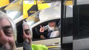 Selfie.  Alberto Fernández, en un peaje a finales de marzo conduciendo hasta la Casa Rosada.