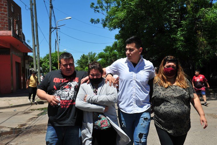 El dolor de la familia de Joel Sánchez (17), quien fue asesinado este miércoles por la tarde con un cuchillo mientras cuidaba una panadería.  Foto Lucia Merle