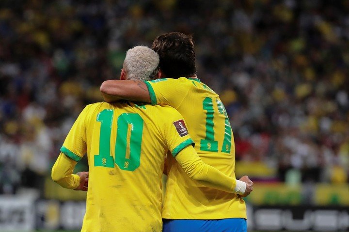Neymar y Paquetá celebran su victoria ante Colombia.