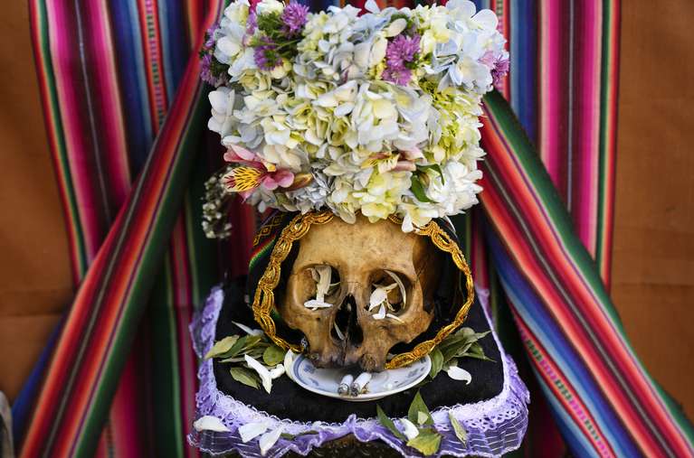 Un cráneo humano decorado, expuesto en el Cementerio General con motivo de la fiesta de "Natitas", tradición local que marca el fin de la festividad católica de Todos los Santos, en La Paz, Bolivia, el 8 de noviembre de 2021. Las "Natitas", Qué significa eso "sin nariz" en aymara, son cuidados y decorados por fieles que los utilizan como amuletos de protección.  (Foto AP / Juan Karita)