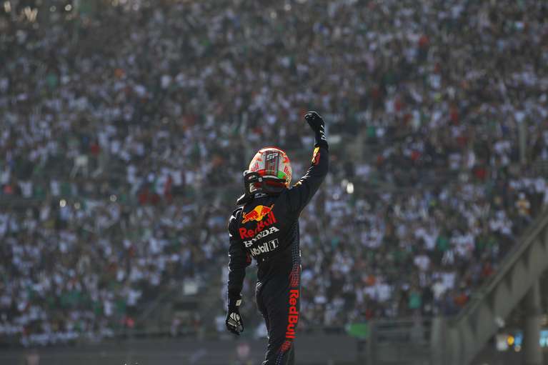 El piloto mexicano de Red Bull Sergio Pérez celebra su tercer lugar en el Gran Premio de Fórmula Uno de México, en el circuito Hermanos Rodríguez de la Ciudad de México, el 7 de noviembre de 2021 (Francisco Guasco, Pool Photo vía AP)