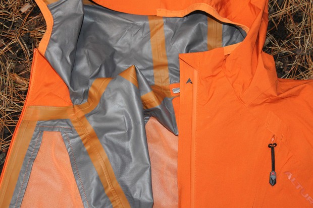 Las costuras soldadas y las cremalleras impermeables ayudan a evitar que la chaqueta gotee.