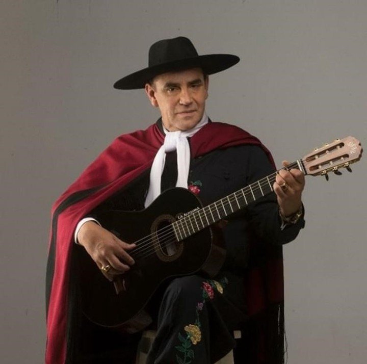 Postal popular: El Chaqueño con su atuendo tradicional y la guitarra en la mano.