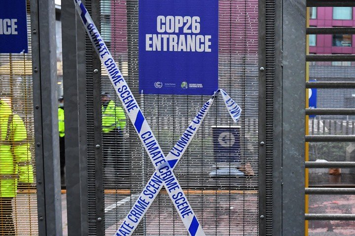 Cintas con la inscripción "escena del crimen climático", a la entrada de la COP en Glasgow, Escocia, este viernes.  Foto: AFP