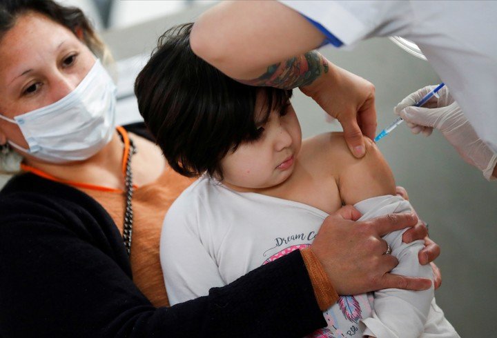 El 78% de la población recibió al menos una dosis de la vacuna contra el coronavirus.  Foto: Reuters