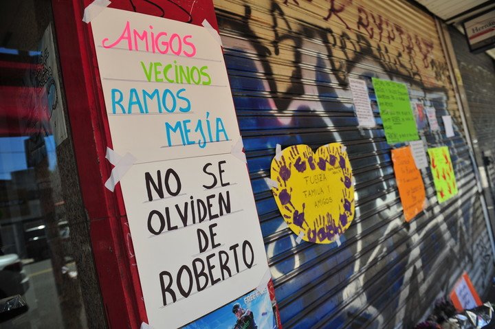 En el quiosco de Ramos Mejía donde fue asesinado Roberto Sabo hace siete días, los carteles aún permanecen.  Foto: Lucia Merle