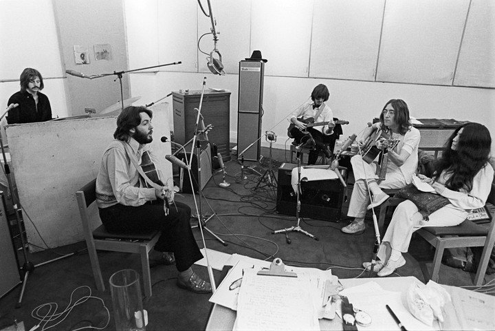 Los Beatles en Apple Studios en febrero de 1969, mientras cocinaban Let It Be.  Foto Ethan A. Russell _ © Apple Corps Ltd.