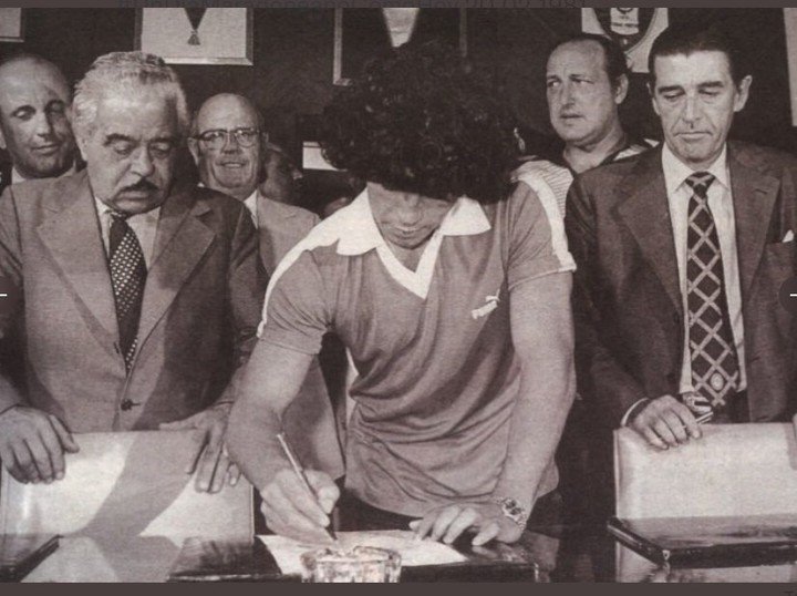 Diego Maradona firma su contrato en Boca, bajo la atenta mirada de Próspero Consoli y Martín Benito Noel, el 20 de febrero de 1981.