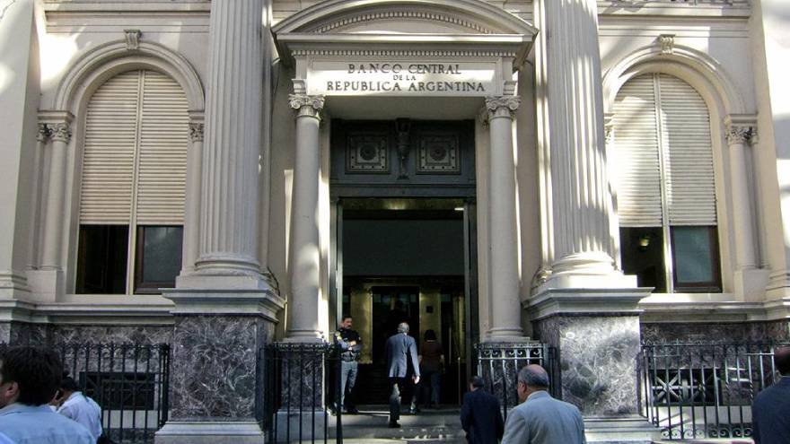 El Banco Central tuvo que salir y aclarar su disposición sobre la posición en dólares de los bancos: dejó claro que no afecta las cuentas de los ahorradores.