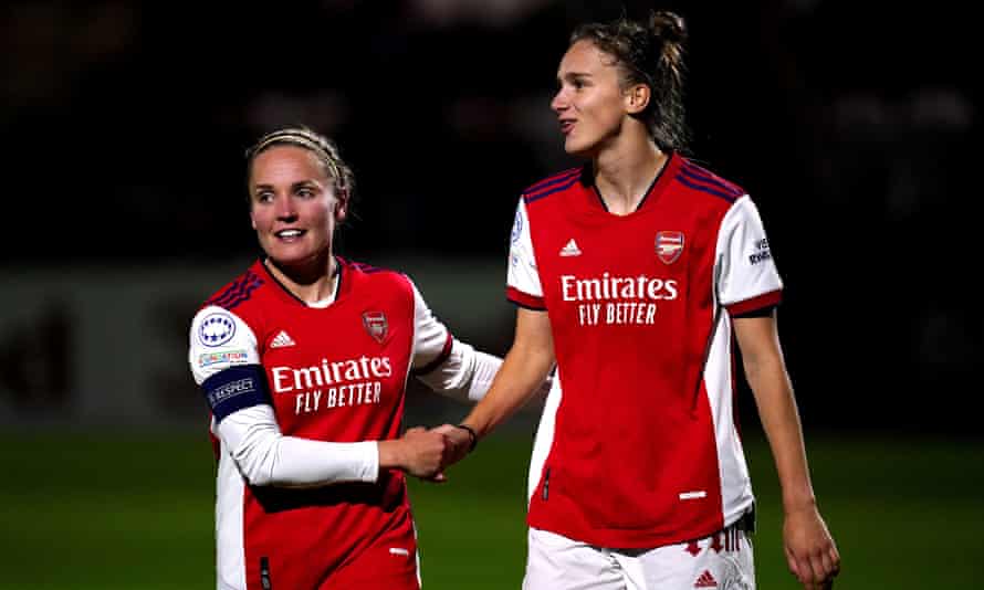 Vivianne Miedema del Arsenal (derecha) y Kim Little han demostrado el beneficio de los descansos adicionales esta temporada.