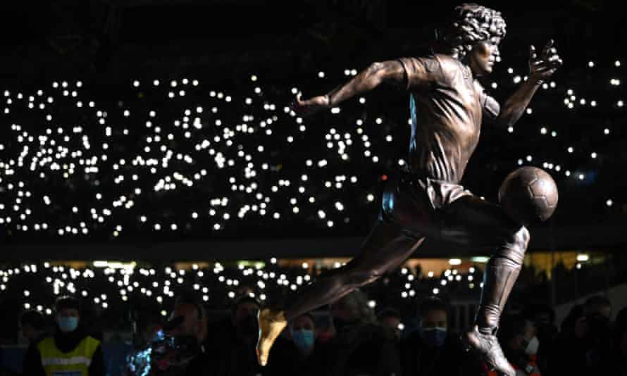 Napoli develó una estatua de Diego Maradona en el estadio antes del partido contra la Lazio.
