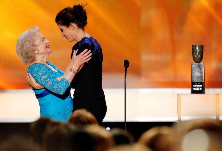 Betty White y Sandra Bullock, cumbre de nombres estelares.  Reuters
