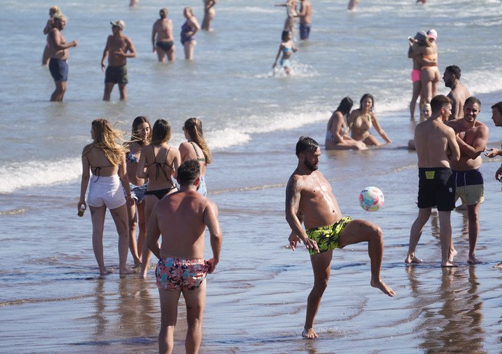 Fútbol en la playa, un clásico.  Foto Maxi Failla