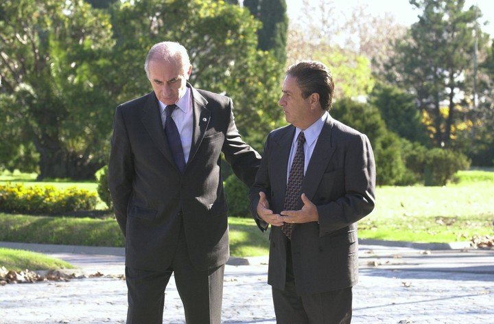 Eduardo Duhalde y el entonces presidente Fernando De La Rúa, unos meses antes de la crisis de 2001.  Foto Clarín.