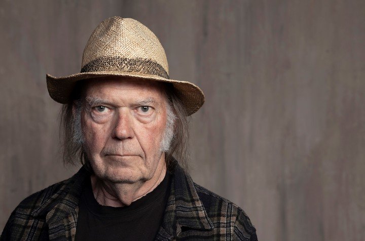 El cantante Neil Young contra el provocador Joe Rogan.  Foto AP