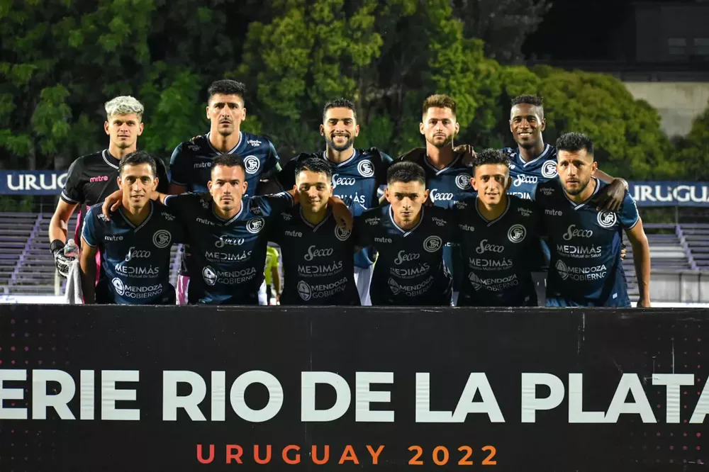 Fútbol, ​​Independiente Rivadavia, cuadrangular en Uruguay