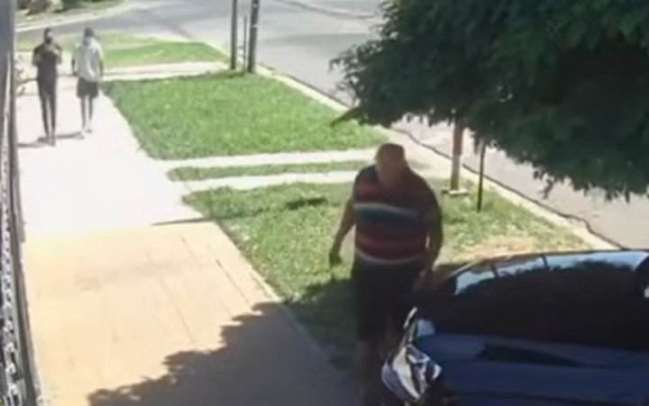 Los dos delincuentes caminan lentamente, hasta que sacan sus revólveres y avanzan sobre el jubilado.  Foto: Captura de video.
