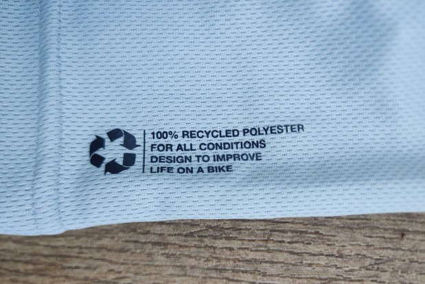Confeccionados con poliéster 100 % reciclado, nos complace ver que marcas como Royal Racing buscan aprovechar las telas más ecológicas.