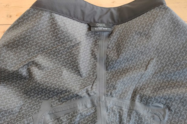 Las costuras selladas internamente deberían ayudar a evitar que los pantalones se filtren.