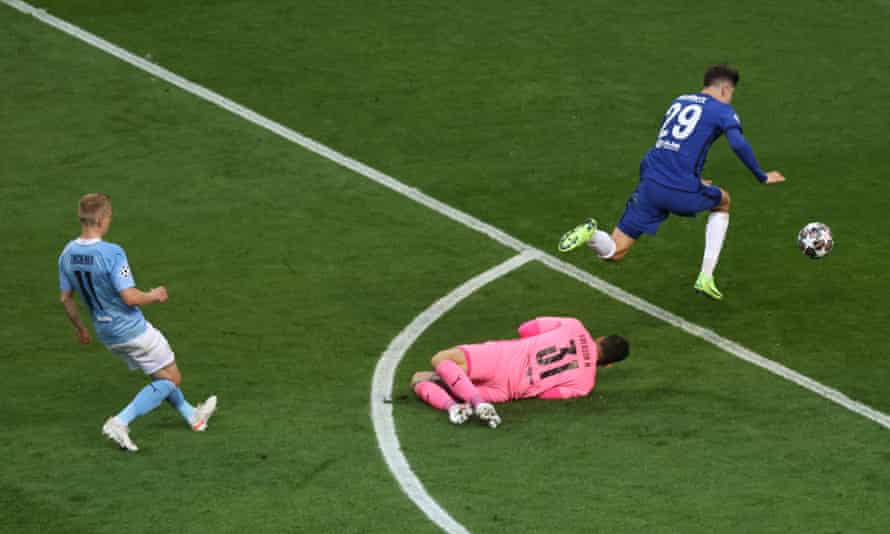 Kai Havertz se abre paso para anotar el gol de la victoria del Chelsea en la final de la Liga de Campeones de mayo pasado contra el Manchester City.