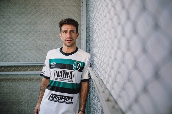 Ponzio se retiró de la actividad profesional pero siguió jugando en una liga regional.