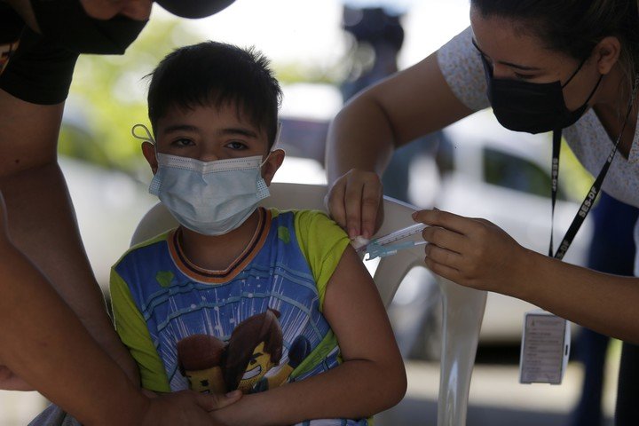 Un trabajador de la salud aplica una dosis de una vacuna contra el coronavirus a un niño durante una campaña de vacunación en Brasilia.  Foto de Xinhua/Lucio Távora.