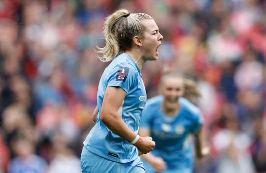 Lauren Hemp celebra tras empatar al Manchester City.