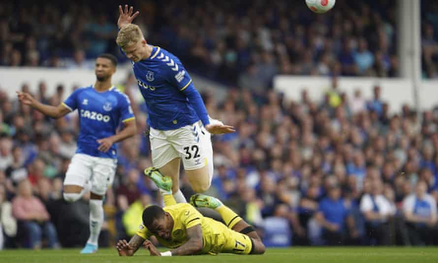 Jarrad Branthwaite del Everton derriba a Ivan Toney del Brentford