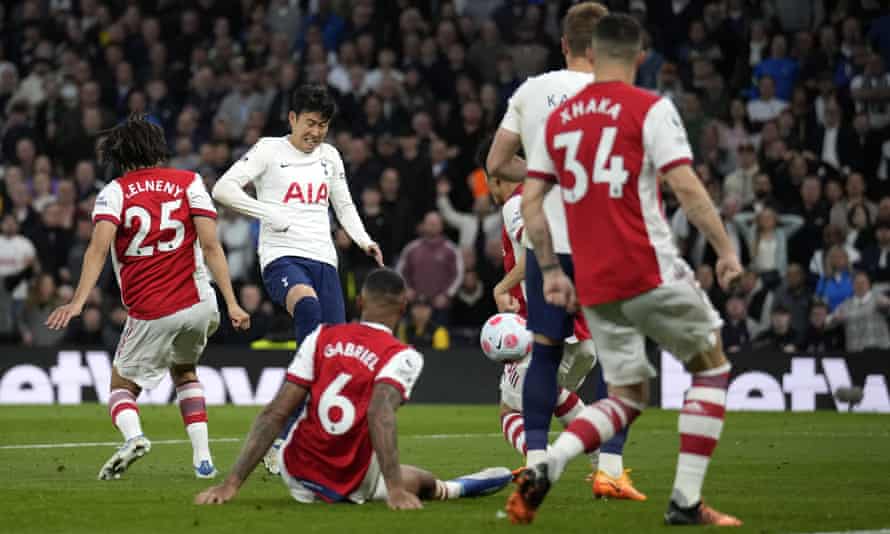 Son Heung-min (izquierda) del Tottenham anota contra el Arsenal durante el partido de la Premier League en el Tottenham Hotspur Stadium.