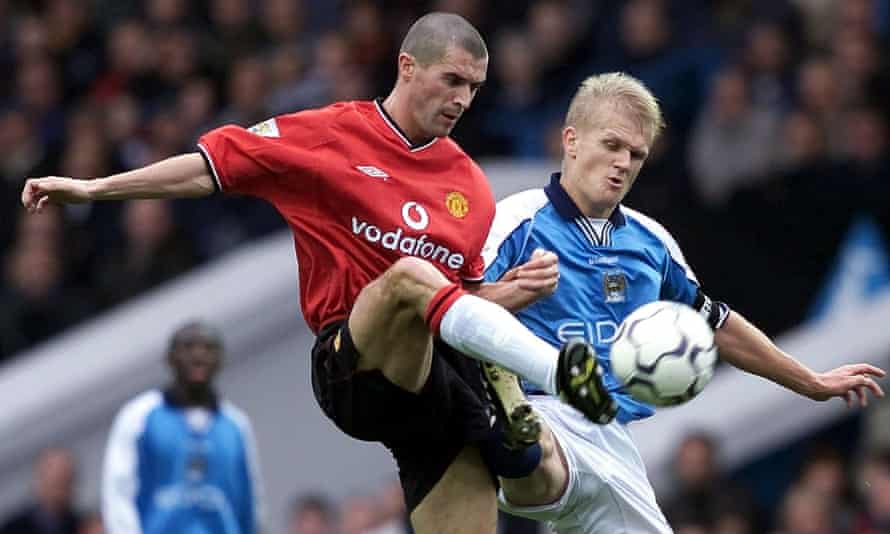 Roy Keane del Manchester United lucha contra Alf Inge Haaland del City en 2000