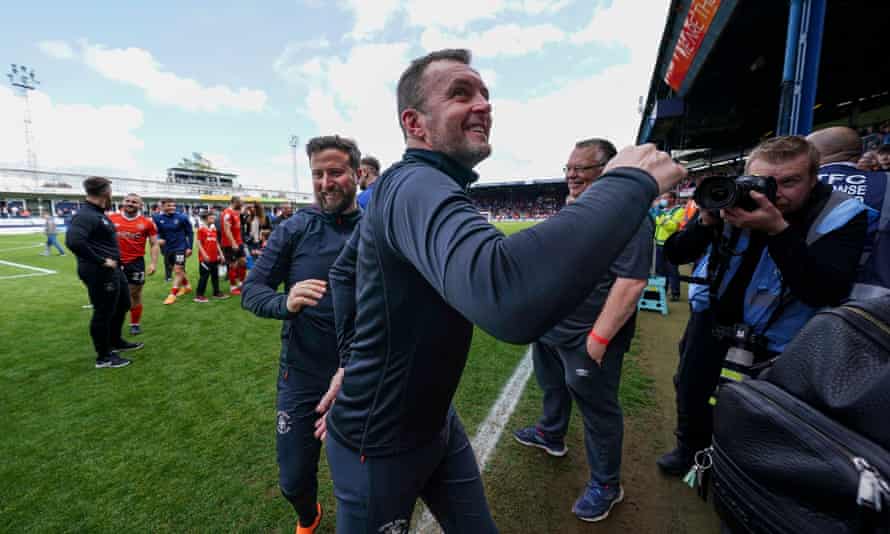 El gerente de Luton Town, Nathan Jones, celebra en tiempo completo después de la victoria por 1-0 sobre Reading.